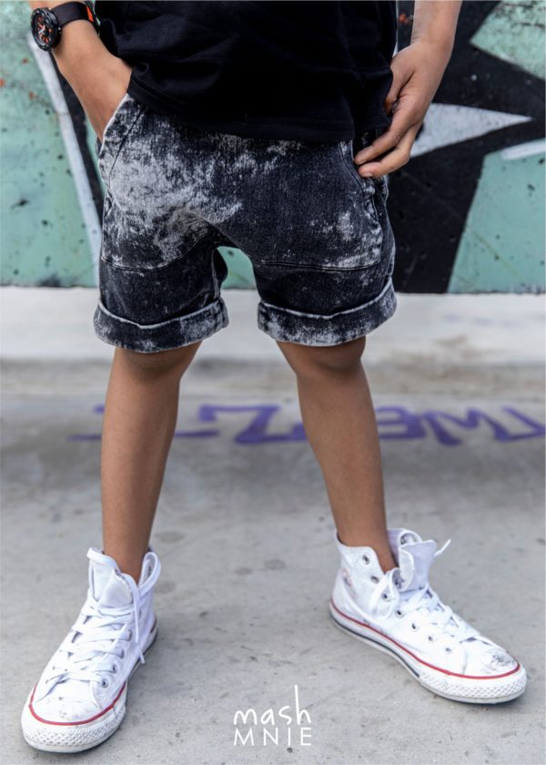 Grafitowe jeansowe krótkie spodenki dla chłopca.